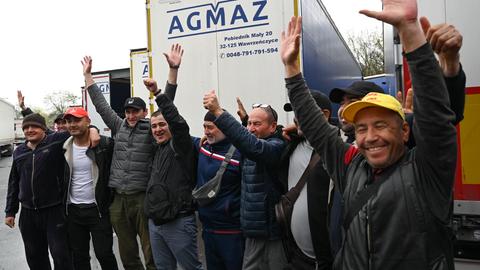 Freude bei den osteuropäischen Lastwagenfahrern über das Ende des Streiks