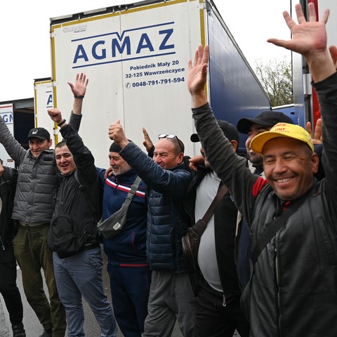 Freude bei den osteuropäischen Lastwagenfahrern über das Ende des Streiks