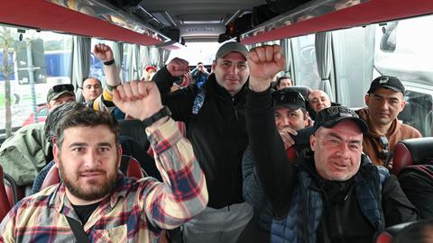 Zufriedene Lkw-Fahrer verlassen zum Ende ihres Streiks im Bus die Raststätte Gräfenhausen.