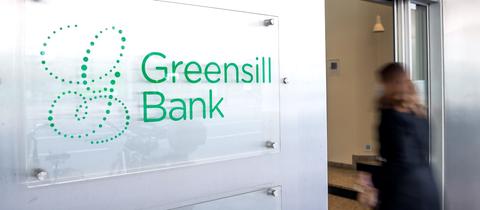 Das Firmenschild der "Greensill Bank" in Bremen.