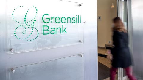 Das Firmenschild der "Greensill Bank" in Bremen.