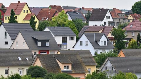 Mehrere Einfamilienhäuser in einem Wohngebiet.