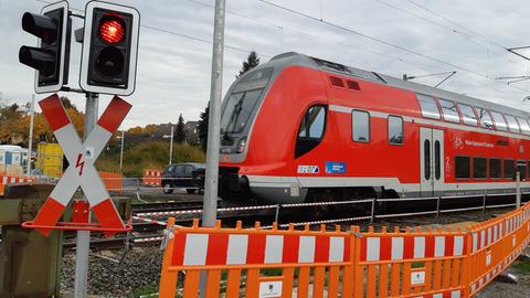 Regionalzug fährt an Baustelle für Vorarbeiten zur Nordmainischen S-Bahn in Hanau vorbei