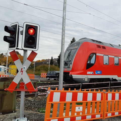 Regionalzug fährt an Baustelle für Vorarbeiten zur Nordmainischen S-Bahn in Hanau vorbei