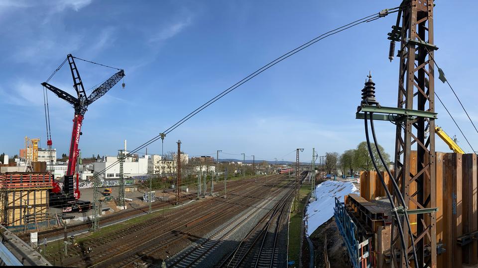 Panorama-Blick über das Gleisfeld eines Bahnhofs.