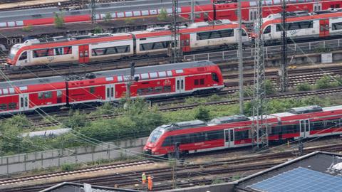 Nahverkehrszüge der Deutschen Bahn auf den Gleisen am Hauptbahnhof Frankfurt.