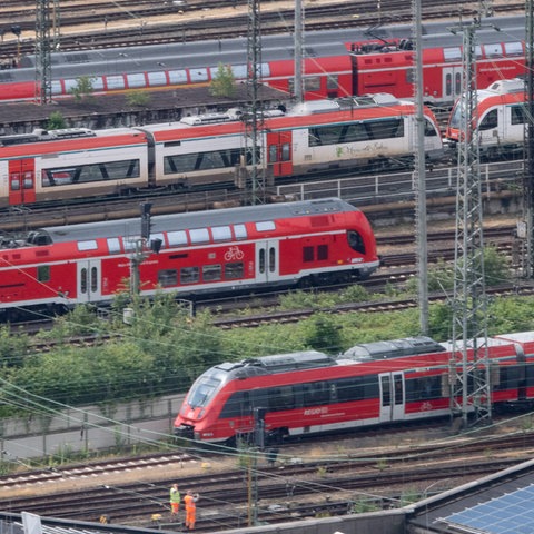 Nahverkehrszüge der Deutschen Bahn auf den Gleisen am Hauptbahnhof Frankfurt.