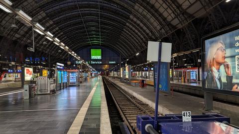 Menschenleere Bahnsteige am Frankfurter Hauptbahnhof