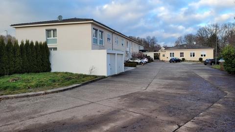 Zwei Wohnblöcke auf einem ehemaligen Kasernengelände des Bundesgrenzschutzes sind in Alsfeld von der EAB-Pleite betroffen