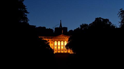 Schloss Wilhelmshöhe im Dunkeln beleuchtet. Der Herkules "darüber" liegt im Dunkeln.