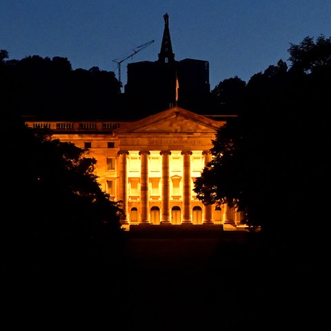 Schloss Wilhelmshöhe im Dunkeln beleuchtet. Der Herkules "darüber" liegt im Dunkeln.