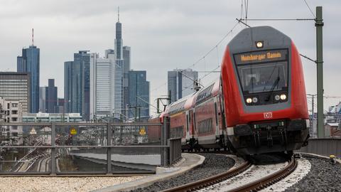S-Bahn fährt aus dem Frankfurter Hauptbahnhof heraus