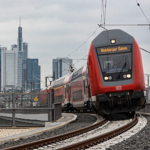 S-Bahn fährt aus dem Frankfurter Hauptbahnhof heraus