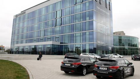 Bürogebäude von außen, auf welchen der Schriftzug "Hyundai" angebracht ist.