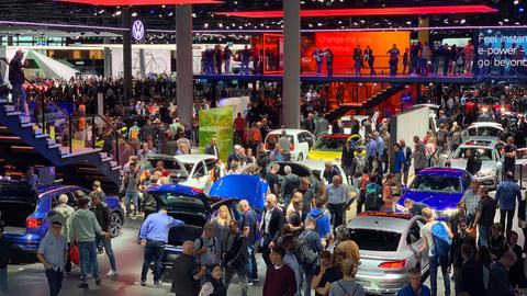 Besucher auf der Internationalen Automobilausstellung IAA