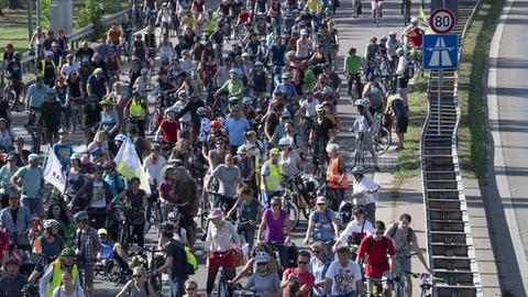 Radfahrer bei der Anti-IAA-Demo in Frankfurt