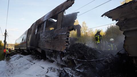 Ausgebrannter ICE-Wagen auf Schnellstrecke zwischen Köln und Frankfurt