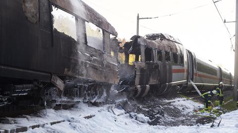 Ausgebrannter ICE-Wagen auf Schnellstrecke zwischen Köln und Frankfurt