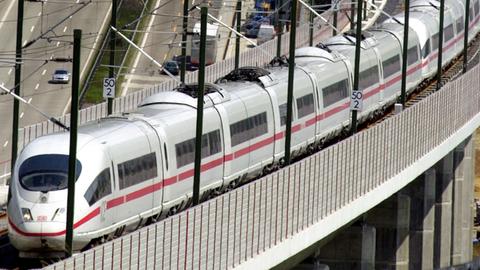 Ein ICE auf der Schnellstrecke Frankfurt-Köln bei Neuwied (Rheinland-Pfalz).