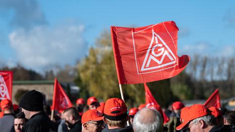 Menschen von hinten, Fahne mit IG-Metall-Logo