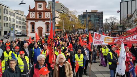 Der Demonstrationszug der IG Metaller durch Offenbachs Innenstadt.