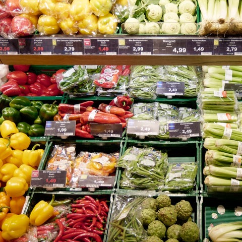 Die Bildkombination zeigt links ein Foto einer Gemüseabteilung eines Supermarktes und rechts das Portrait von Raafa Sabri.
