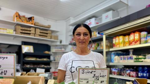 Sevim Demirel steht in ihrem türkischen Supermarkt im Nordend hinter der Obstauslage. 