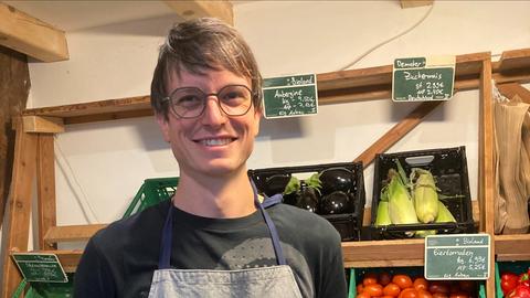 Florian Werle steht im Hofladen des Biohof Groß.