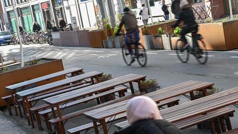 Große Pflanzenkübel, Bänke und Tische stehen auf dem Oeder Weg am Fahrbahnrand auf Flächen, die vorher als Parkplatz genutzt werden konnten. 