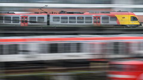 Ein Zug der Hessischen Landesbahn am Frankfurter Hauptbahnhof