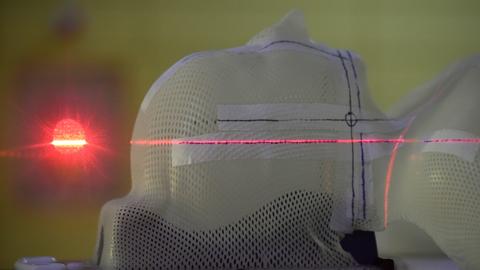Ein Laserstrahl ist im Marburger Ionenstrahl-Therapiezentrum auf eine thermoplastische Maske gerichtet.