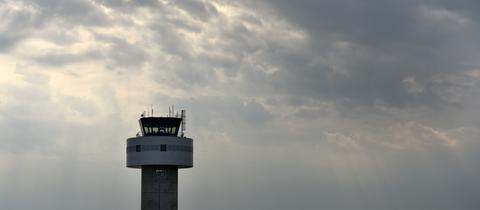 Tower am Kassel Airport in Calden vor dunklen Wolken