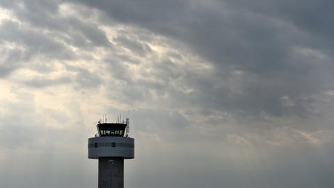 Tower am Kassel Airport in Calden vor dunklen Wolken