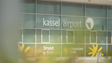 Blick von außen auf das Flughafengebäude mit Aufschrift "kassel airport"