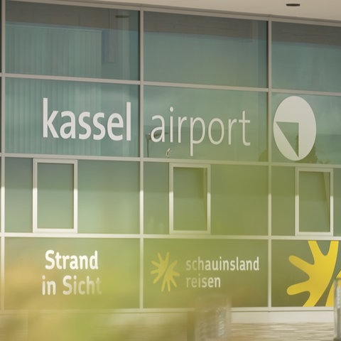Blick von außen auf das Flughafengebäude mit Aufschrift "kassel airport"