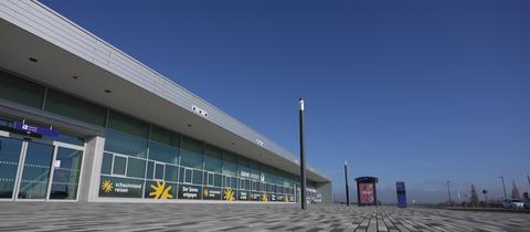 Terminalgebäude am Kassel Airport (Calden) bei gutem Wetter