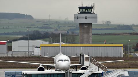 Ein Airbus A 320 der Fluggesellschaft Sundair steht auf dem Kassel-Airport in Calden.