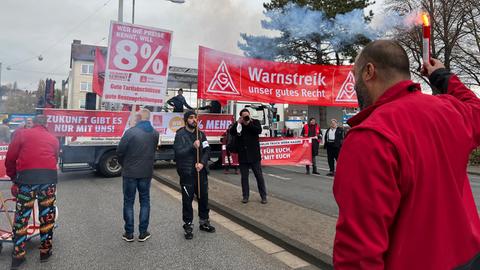 Beschäftigte der IG Metall demonstrieren ihre Forderungen beim Sternmarsch in Kassel