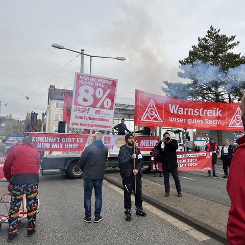 Beschäftigte der IG Metall demonstrieren ihre Forderungen beim Sternmarsch in Kassel
