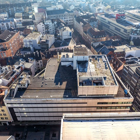 Foto aus der Vogelperspektive auf ehemaliges Gewerbegebäude.
