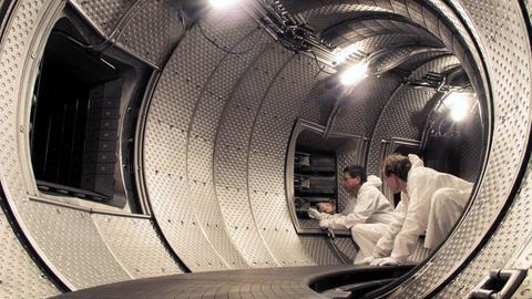 Techniker arbeiten in Cadarache (Südfrankreich) am Testreaktor ITER.