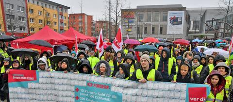 Teilnehmerinnen und Teilnehmer der Demo in Hanau