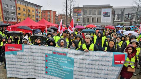 Teilnehmerinnen und Teilnehmer der Demo in Hanau