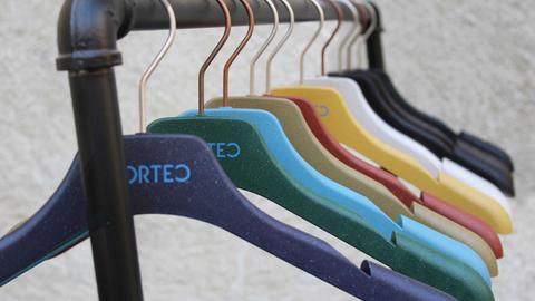 Die Kleiderbügel der Firma Cortec werden aus dem Gras-Kunststoff hergestellt.