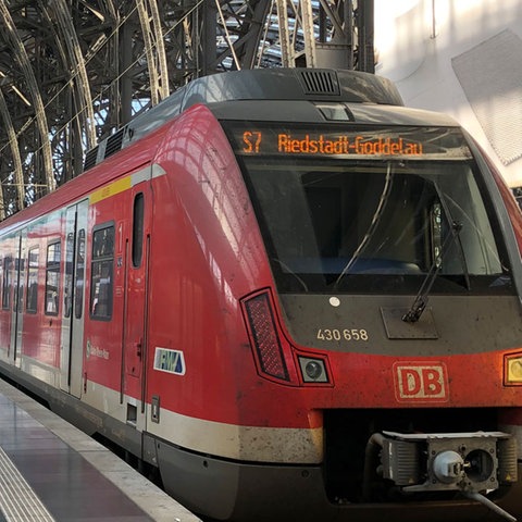 Bildkombination aus einem Foto von einer Bahn im Bahnhof und einem Foto einer Frau, die vor einem Fahrkartenautomat steht.