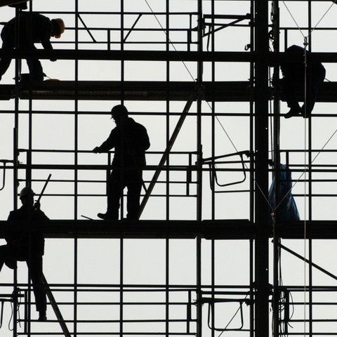 Bauarbeiter auf einem Gerüst