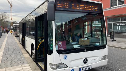 Weißer Bus auf einer Straße als Ersatzverkehr nach Limburg