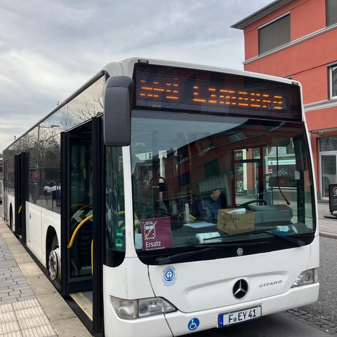 Weißer Bus auf einer Straße als Ersatzverkehr nach Limburg