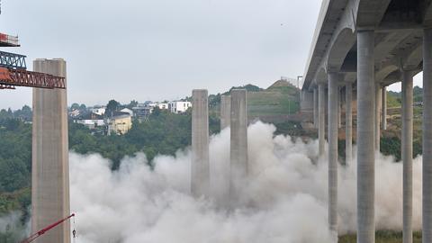 Die alten Pfeiler bei der Sprengung - daneben die Pfeiler der neuen Lahnbrücke