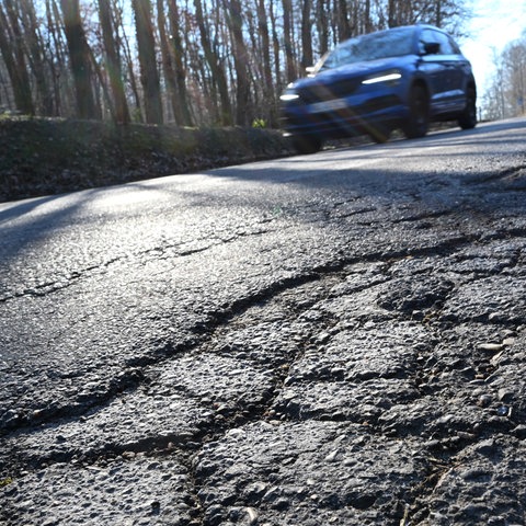 Schäden auf einer Landstraße